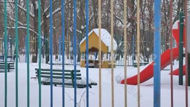 冬天降下大雪后在雪地里玩游戏。 冬天的背景。 孩子们在大雪中`操场。